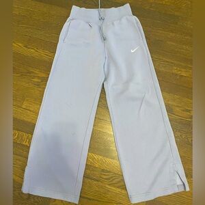 Nike Phoenix Fleece
Women's High-Waisted Wide-Leg Sweatpants periwinkle